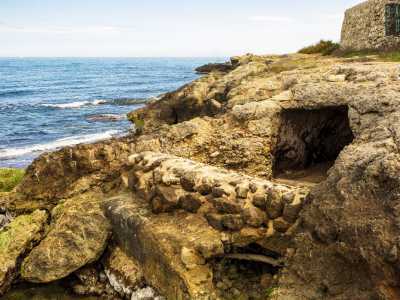 Qui si apre la Grotta di Cala Scizzo, una cavit� che fu scavata tra il 3100 e il 2400 a.C. All'interno fu ritrovata una struttura ellittica in pietra e nelle sue immediate vicinanze fu rinvenuta una statuetta in argilla che pare raffiguri la Dea Madre, a testimonianza dell'utilizzo dell�anfratto come luogo di culto